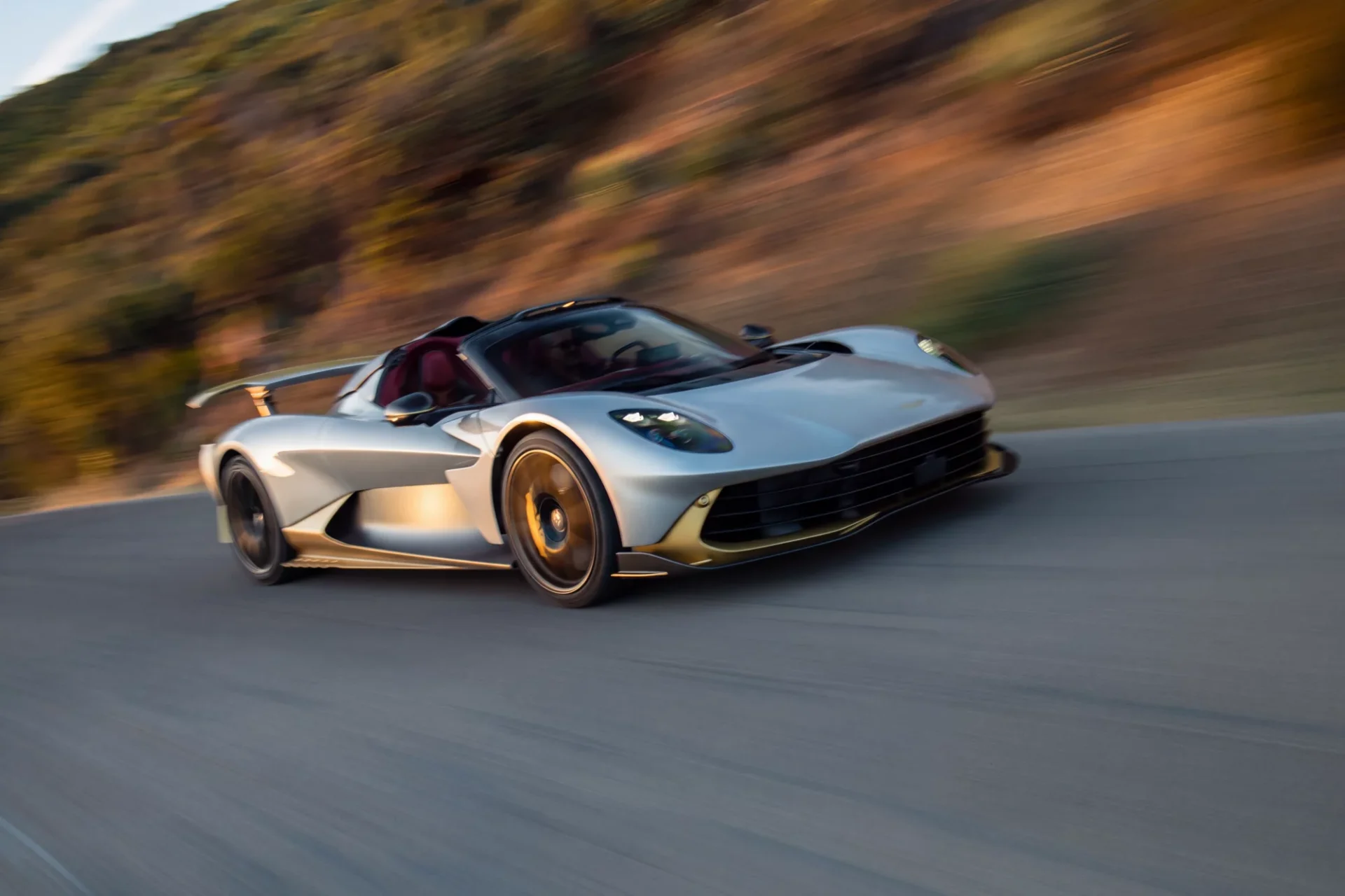 Aston Martin Valhalla Spider من الأمام أثناء القيادة على الطريق