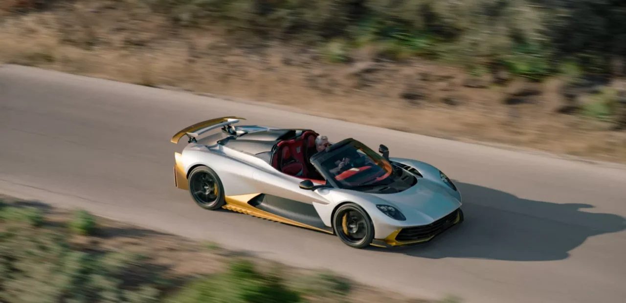 Aston Martin Valhalla Spider الهايبركار الهجينة المفتوحة السقف من زاوية أمامية ثلاثة أرباع