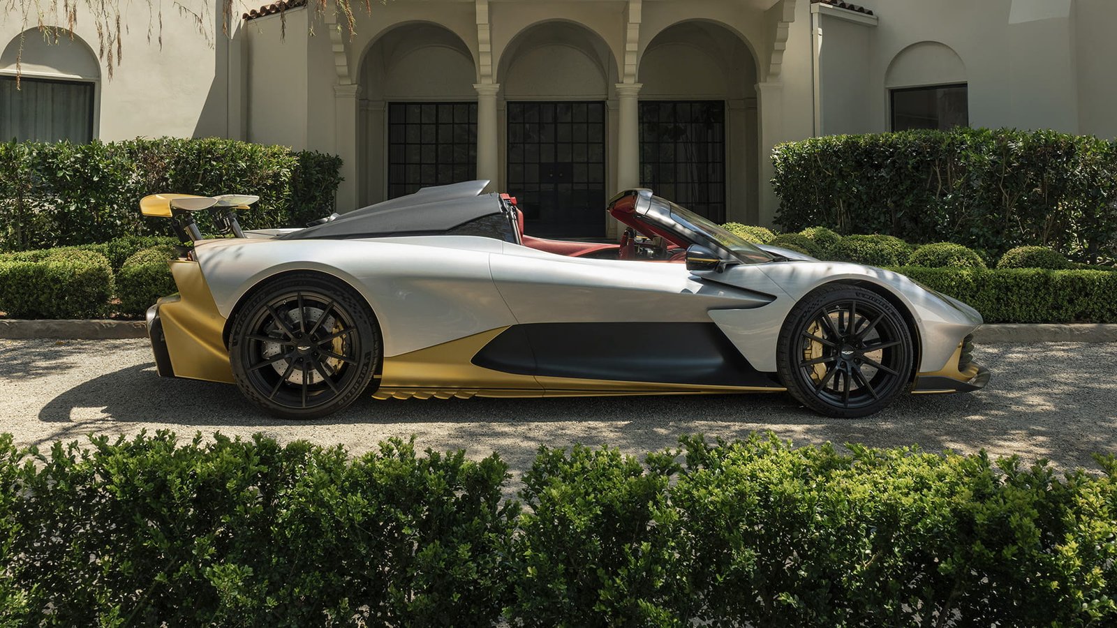 Aston Martin Valhalla Spider مكشوفة بالكامل في لقطة جانبية تظهر تصميمها