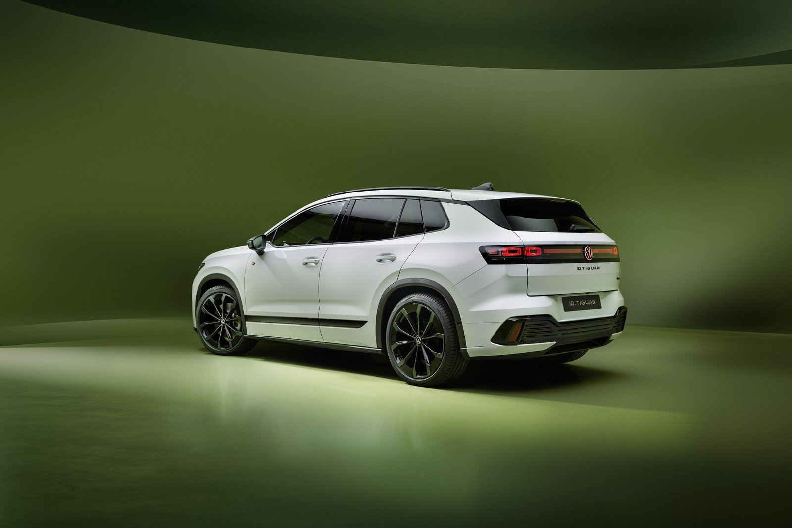 الجزء الخلفي لسيارة فولكس واجن ID. Tiguan الكهربائية