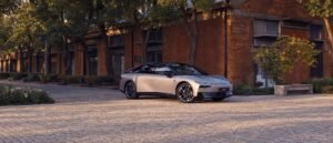 XPENG P7+ fastback كهربائية في مشهد خارجي